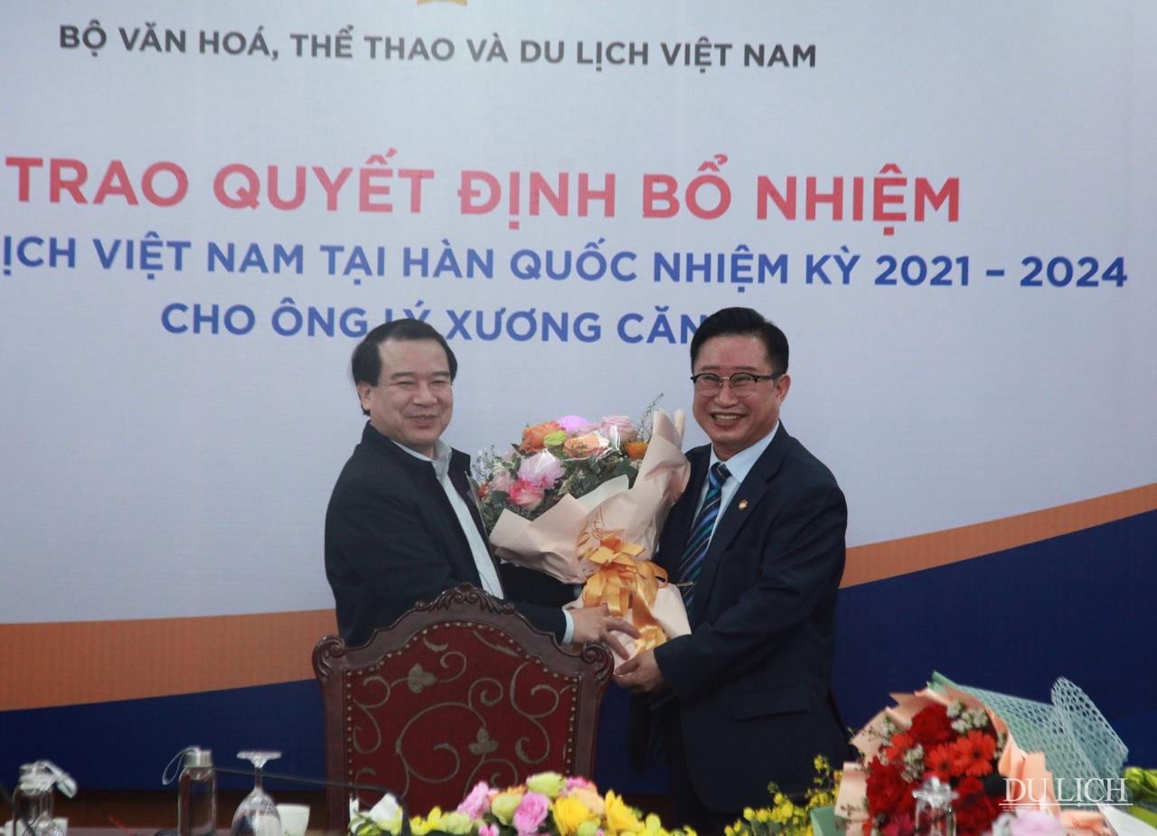 Phó Tổng cục TCDL Hà Văn Siêu tặng hoa cho ông Lý Xương Căn